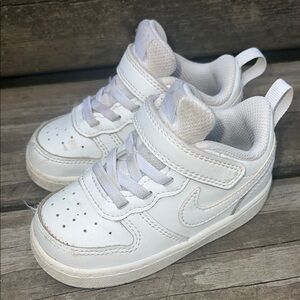 Nike White Sneakers Classic Air Force 1 Design